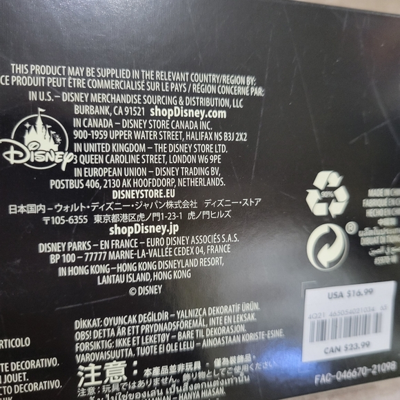 2/$25 Hocus Pocus Keys Collector Set of 2 Disney Store Collection Movie NEW - Picture 8 of 9